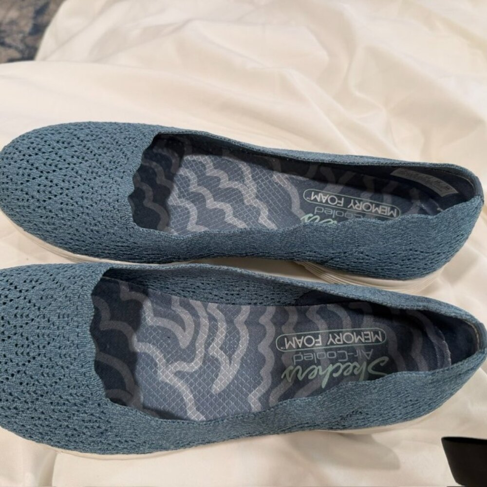 Skechers Classic Fit Air-Cooled Memory Foam Slip on Womens Shoes size 9 - Picture 2 of 3